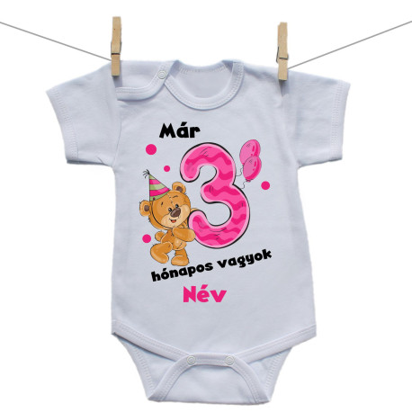 Rővid ujjú body Már 3 hónapos vagyok macival és a baba nevével - lány Rővid ujjú body Már 3 hónapos vagyok macival és a baba nevével - lány