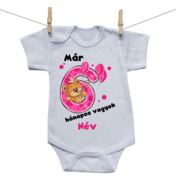 Rővid ujjú body Már 6 hónapos vagyok macival és a baba nevével, lány